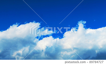 Landscape of blue sky and magnificent white clouds 89784727