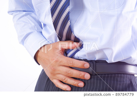 一個人抱著小腹 一個人抱著小腹 89784779
