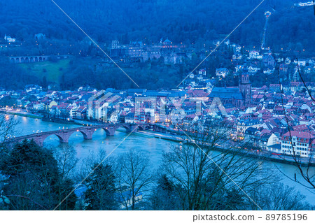 從德國海德堡哲學家的路徑看老城區和內卡河的城市景觀 89785196