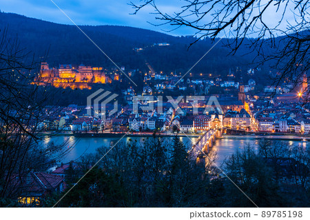 從德國海德堡一位哲學家的路徑看老城和內卡河的夜景 89785198