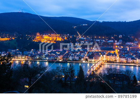 從德國海德堡一位哲學家的路徑看老城和內卡河的夜景 89785199