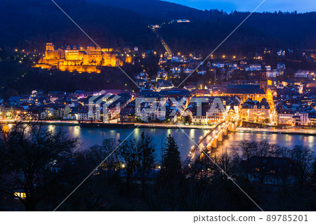 從德國海德堡一位哲學家的道路上看，夜間照明的舊城區和內卡河 89785201
