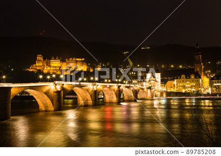 德國海德堡夜間照明的老橋 89785208