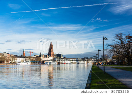 德國美因河畔法蘭克福和遠處的聖巴托洛繆斯大教堂 德國美因河畔法蘭克福和遠處的聖巴托洛繆斯大教堂 89785326
