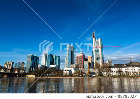 德國美因河畔法蘭克福美因河沿岸的風景 89785327