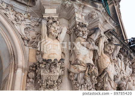 Sculpture of the Zwinger Palace in the old town of Dresden, Germany 89785420