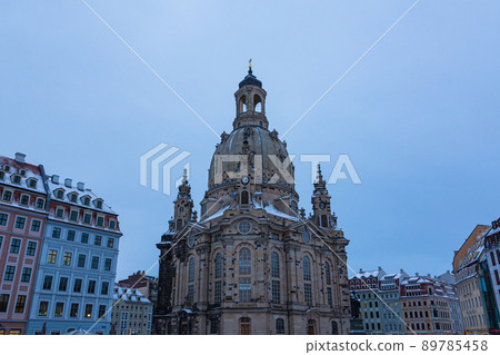 德國德累斯頓 Neumarkt 廣場上的白雪聖母教堂 89785458