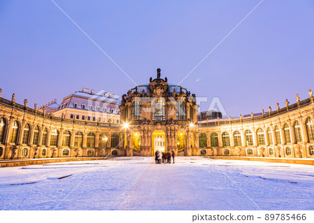 Illuminated Zwinger Palace and snow-covered garden in Dresden, Germany 89785466