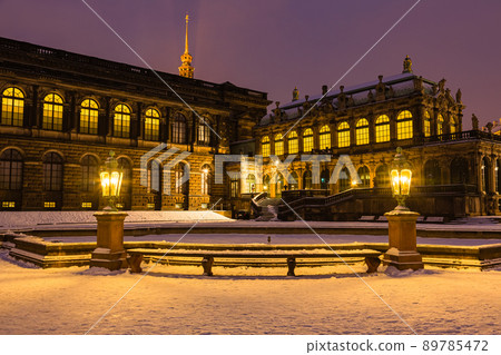 德國德累斯頓燈火通明的茨溫格宮和白雪覆蓋的花園 89785472