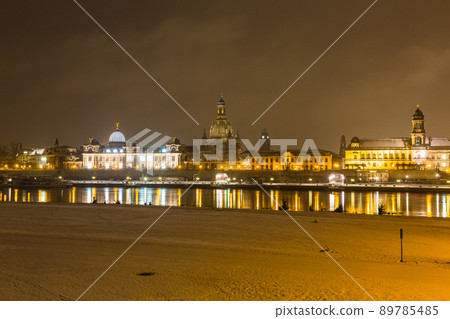 Night view along the river Elbe in Dresden, Germany and the Church of Our Lady in the distance 89785485