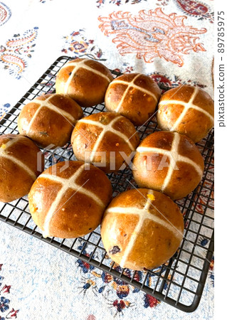 The hot cross buns are burnt 89785975