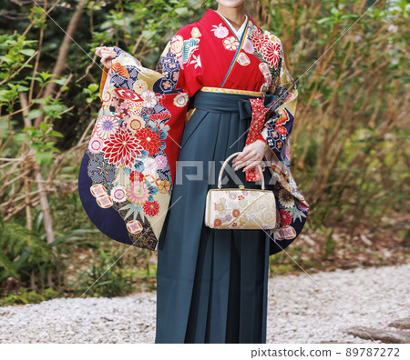College student wearing a hakama at the graduation ceremony 89787272