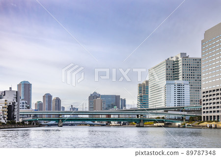 Scenery seen from a ship sailing on the river in Tokyo 89787348