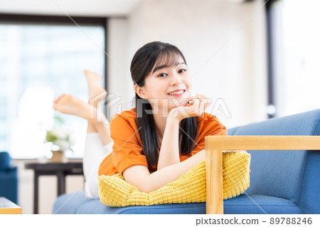 年輕女子在客廳放鬆 89788246