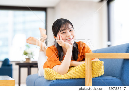 年輕女子在客廳放鬆 89788247