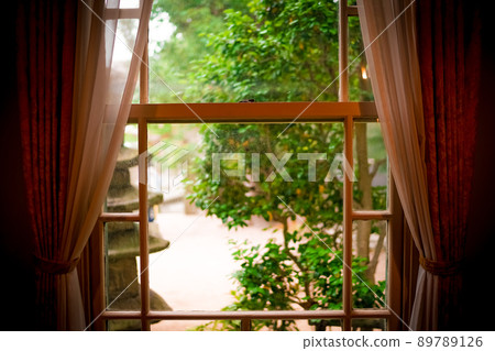 復古西方建築的窗台 復古西方建築的窗台 89789126