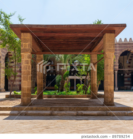 Pergola with four columns and wooden ceiling at courtyard of public mosque in Cairo, Egypt 89789254