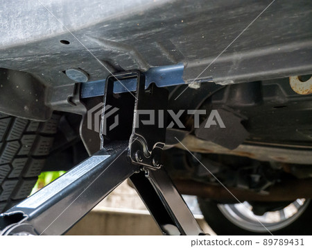 [Tire replacement] Jack up the right rear tire 89789431