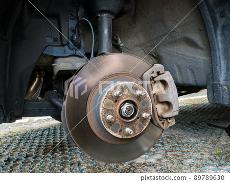 [Tire replacement] Hub bolt on the left front tire 89789630