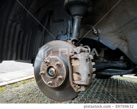 [Tire replacement] Hub bolt on the left front tire 89789632