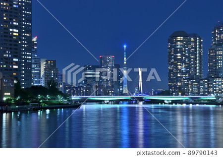 從隅田川看到的被照亮的佃橋、中央橋和天空樹 89790143