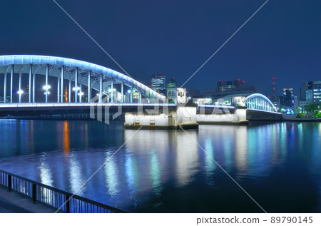 從隅田川看到的燈火通明的東京塔和勝哄橋 89790145