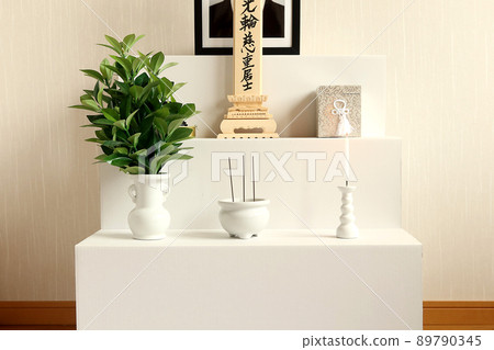 Shiraki mortuary tablet and Dharma name 2 enshrined in the decoration after the funeral 89790345