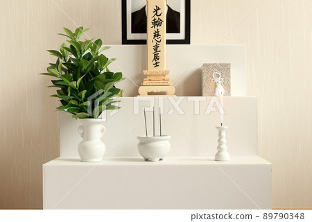 白木牌位和法號4 供奉在葬禮後的裝飾中 89790348