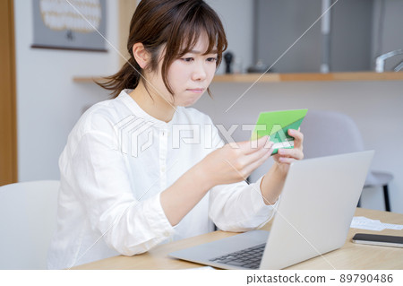 一個看著她的存摺並思考它的女人 一個看著她的存摺並思考它的女人 89790486