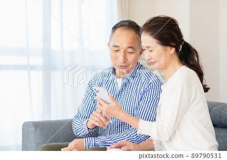 Senior couple using smartphones 89790531