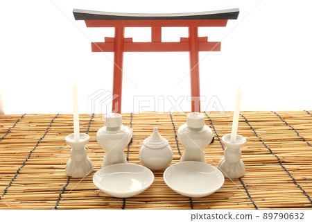 Kamidana 3上展示的Omiki,一套神宮和一個牌坊 Kamidana 3上展示的Omiki,一套神宮和一個牌坊 89790632