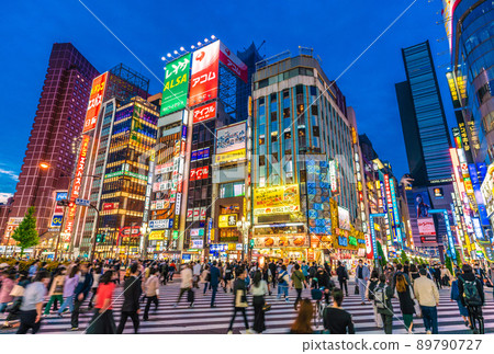 Tokyo cityscape of Japan May. For the first time in 3 years, GW with no action restrictions is over, but ... Kabukicho has a lot of people = 11th Tokyo cityscape of Japan May. For the first time in 3 years, GW with no action restrictions is over, but ... Kabukicho has a lot of people = 11th 89790727
