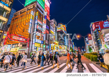 日本 5 月的東京城市景觀。 3年來第一次沒有行動限制的GW結束了，但是……歌舞伎町人很多=第11 89790730