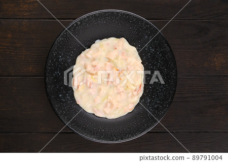 Top view of plate with ham and bacon with onion with bechamel sauce Top view of plate with ham and bacon with onion with bechamel sauce 89791004