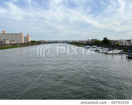 River flowing through the city River flowing through the city 89791039