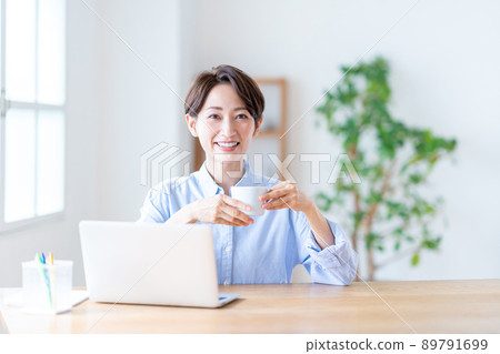 中間女人在客廳做遠程工作 89791699