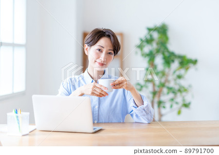 中間女人在客廳做遠程工作 中間女人在客廳做遠程工作 89791700