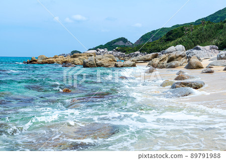 綠松石海和飛濺的海浪 綠松石海和飛濺的海浪 89791988
