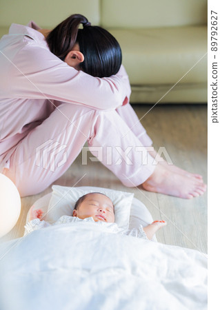 From midnight to early morning, a baby who falls asleep and a mother who cannot sleep Blue hour From midnight to early morning, a baby who falls asleep and a mother who cannot sleep Blue hour 89792627