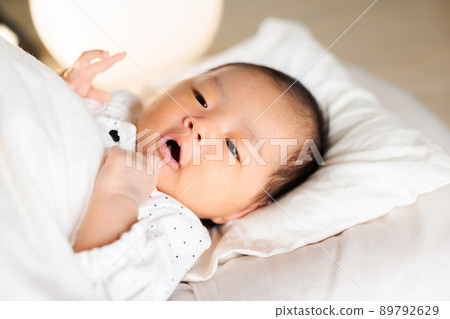 Baby who never sleeps at night Baby who never sleeps at night 89792629