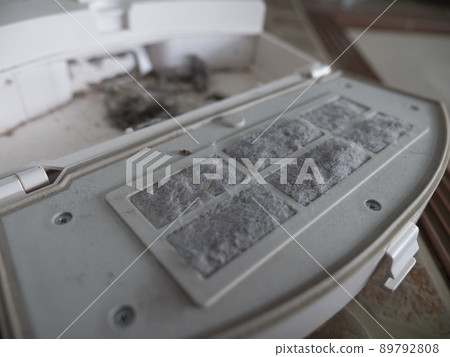 The filter of the vacuum cleaner is full of dust. 89792808