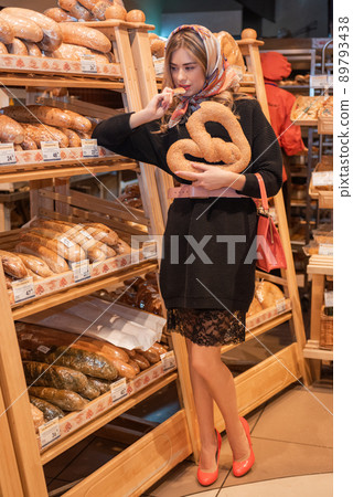 Pretty woman in the bread depatment Pretty woman in the bread depatment 89793438