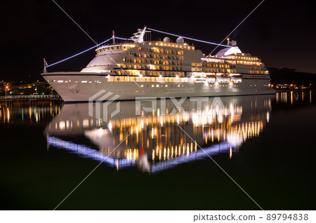 Big luxury cruise ship st night 89794838