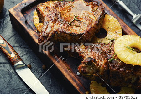Beef fried with pineapple 89795612