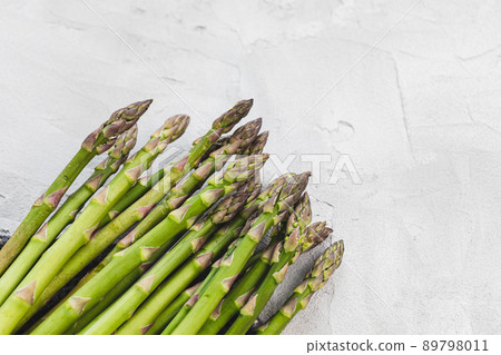 Fresh raw green asparagus spears on gray background, copy space 89798011