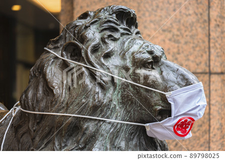 [Tokyo, Ginza] A close-up of the head of a lion statue in a mask watching over the entrance to Ginza Mitsukoshi. 89798025