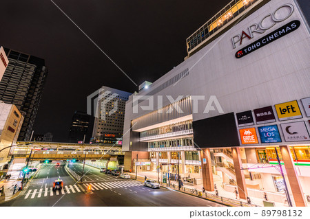 日本 5 月 GW 的東京城市景觀。 GW 3 年來首次沒有行動限制。錦系町站前夜景 = 8th 89798132