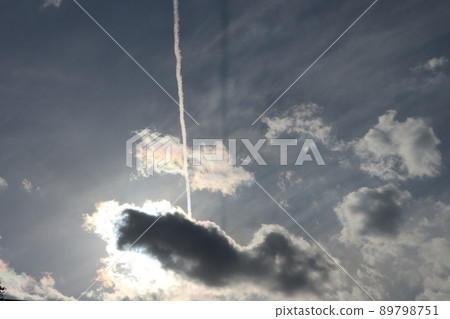 一個神秘的天空景觀,灰色的雲彩和白色的軌跡在陽光下發出白色的邊緣,各種顏色和形狀的雲彩,還有藍天 一個神秘的天空景觀,灰色的雲彩和白色的軌跡在陽光下發出白色的邊緣,各種顏色和形狀的雲彩,還有藍天 89798751