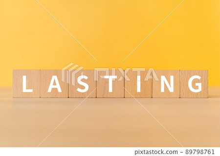 永久持久的形象 | 上面寫著“LASTING”的積木 89798761