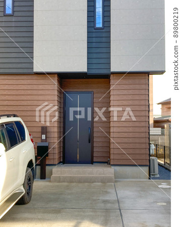 Exterior image of a modern single-family home 89800219